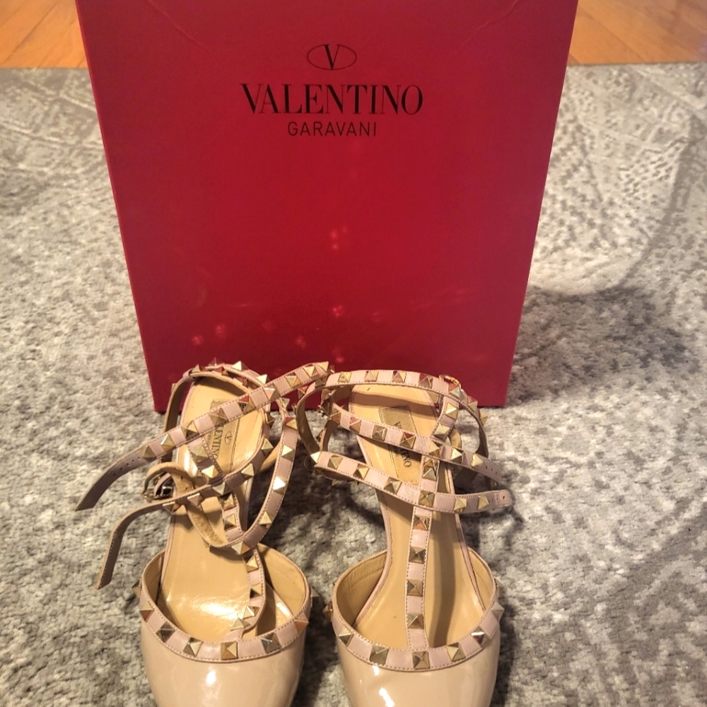 Valentino Garavani Rockstud Nude Patent Leather Kitten Heels